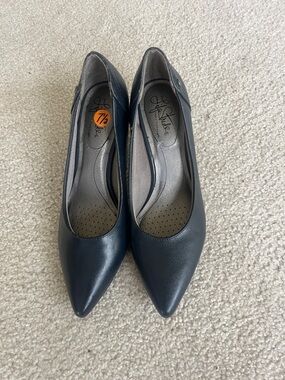 Life Stride Women's Navy Blue Pointed Toe Heels